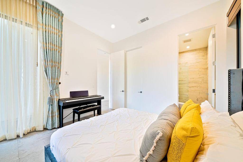 5Br 6Bath Private Villa with dream pool and Jacuzzi in Los Angeles, Los Angeles County