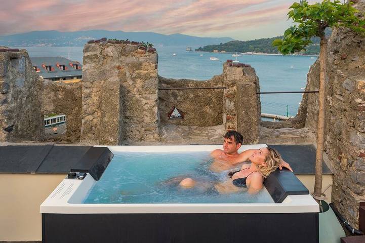 Villa für 4 Personen, mit Pool und Whirlpool sowie Terrasse - 1