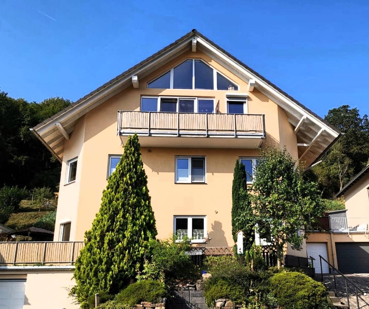 Appartement entier, Appartement « Harmonie » avec vue sur la montagne et grande terrasse couverte avec jardin en pente in Bad Neuenahr-Ahrweiler, Vallée de l'Ahr