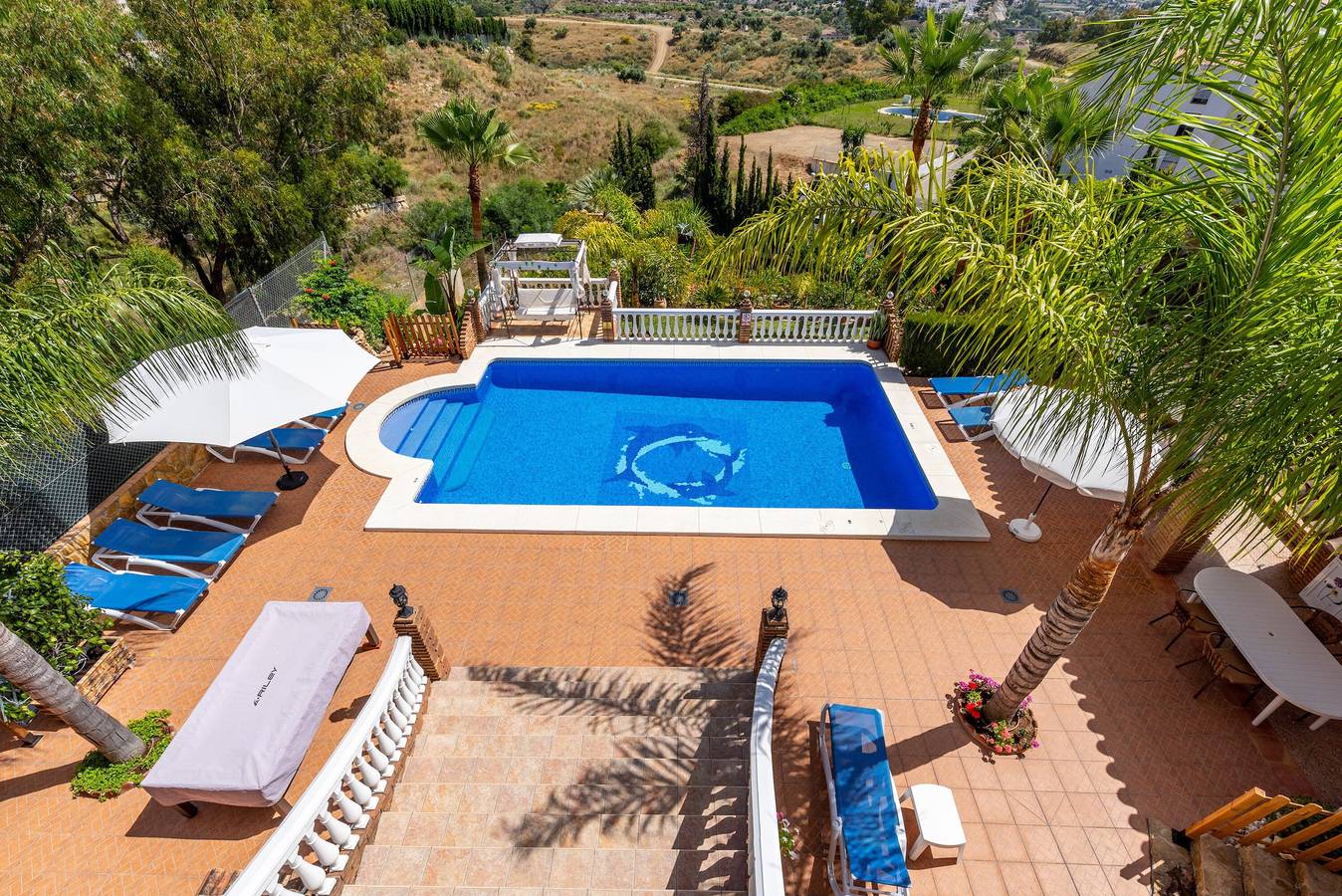 Beautiful Villa "Trebol" with Panoramic Views, Wi-Fi, Garden, Terrace and Pool in Mijas Costa, Mijas