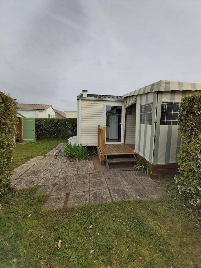Camping pour 4 personnes, avec terrasse ainsi que jardin et piscine