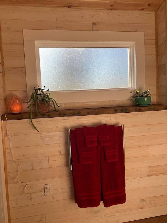 One room cabin set on our farm for a peaceful getaway. in Union Hall, Smith Mountain Lake