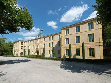 Gîte pour 4 personnes, avec terrasse ainsi que jardin et piscine, adapté aux familles à Montbrun-les-Bains