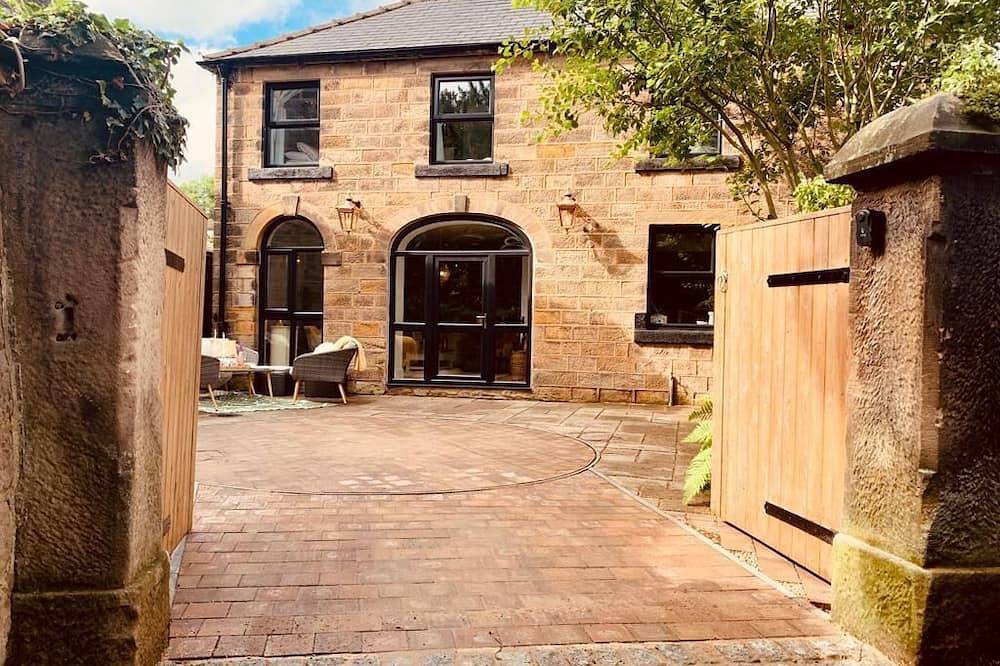 C18th Coach House in the heart of Matlock perfect to explore the Peak District in Matlock, Derbyshire