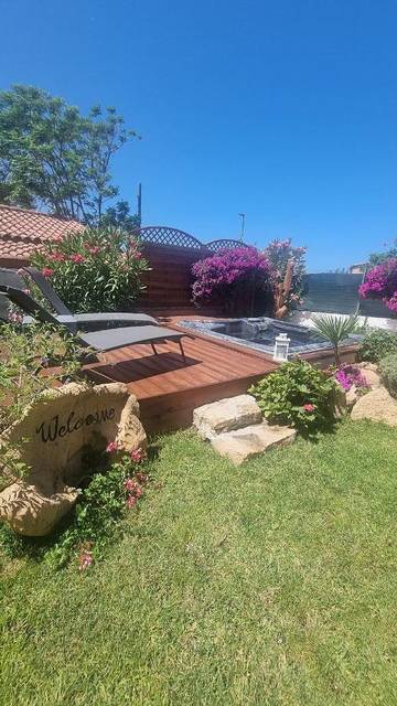 Location de vacances pour 4 personnes, avec jardin ainsi que jacuzzi et piscine, adapté aux familles à Badesi