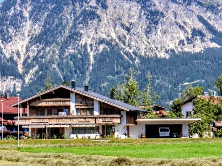 Ferienwohnung für 4 Personen, mit Balkon und Garten sowie Ausblick in Tannheim (Tirol)