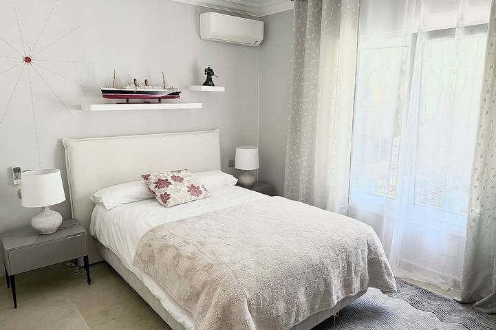 Luxury bright villa in Marbella Golden Mile with great sea and mountain views in Marbella West, Marbella