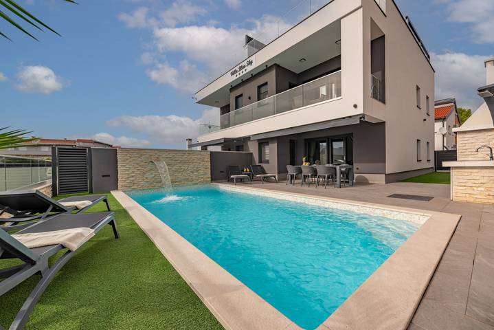 Villa pour 10 personnes, avec terrasse et jacuzzi à Turanj - 4