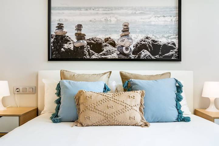 Ganze Wohnung, Modern 2-Bedroom Apartment with Balcony & Pool Access Near Forum Beach in Port Forum, Sant Adrià de Besòs
