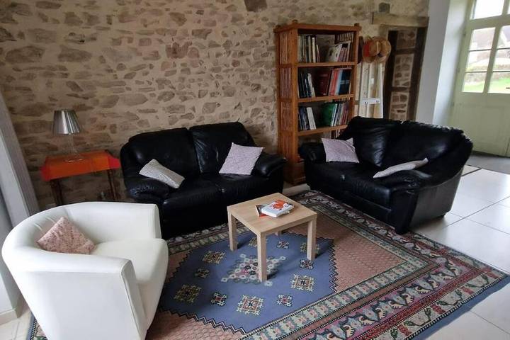 Location de vacances pour 7 personnes, avec jardin ainsi que vue et piscine à Lussac-les-Églises - 3