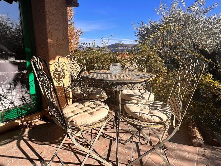 Gîte pour 2 personnes, avec vue et jardin à Peyruis