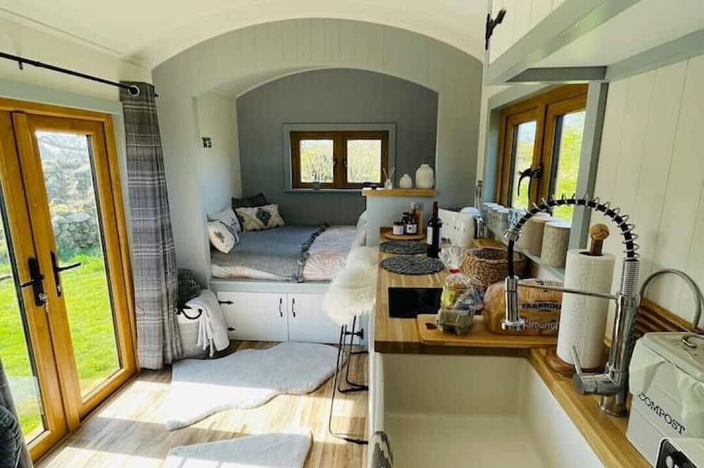Warm, cosy Shepherds Hut near coastal path! in Goodwick, Pembrokeshire