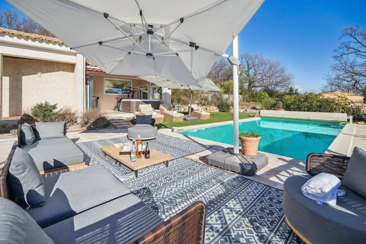 Location de vacances pour 8 personnes, avec piscine ainsi que jacuzzi et jardin à Mons (Var)