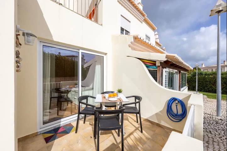 Casa de vacaciones 'Casa Cláudia - Cond Atalaia' con piscina compartida, terraza privada y Wi-Fi in Santa Maria, São Gonçalo de Lagos
