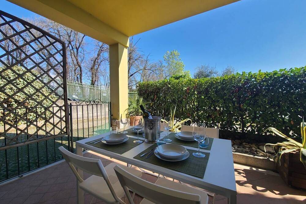 Geheel appartement, Sandra apartment with pool in Lonato, Garda Bergen