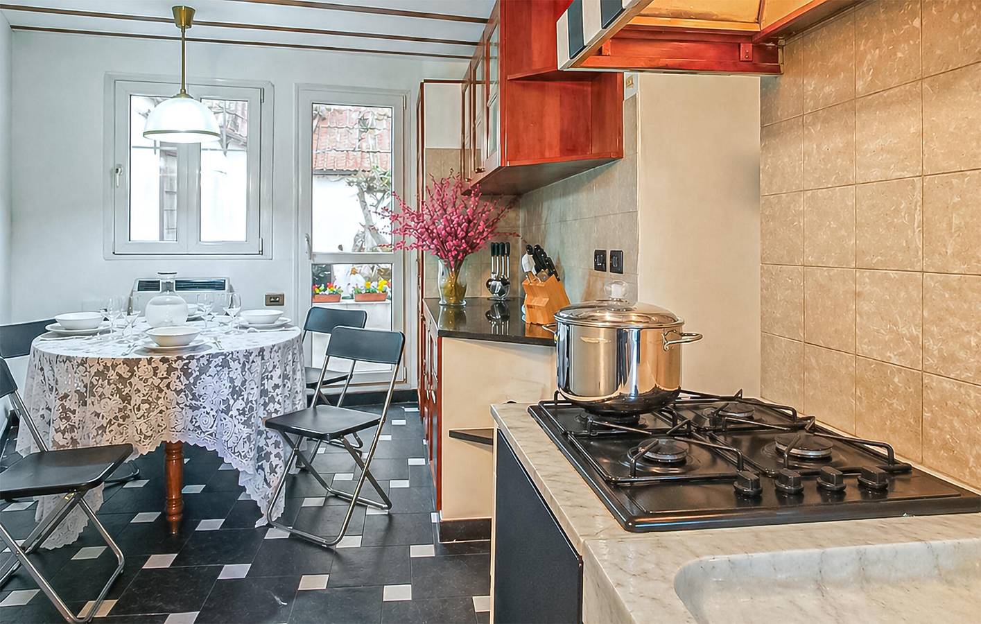 Entire holiday apartment, Cozy 2BR Apartment with City View & Amenities in Genova (City), Genoa