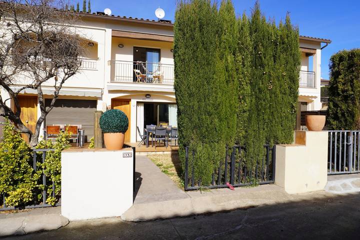 Casa rural para 4 personas, con Balcón y Terraza además de Jardín y Piscina en Serra de Daró - 2