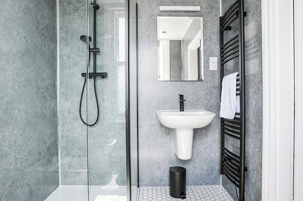 Renovated to highest standard. in Cheltenham, Gloucestershire