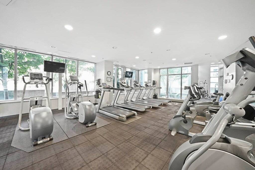 Ganze Wohnung, Designer 3 bed Luxurious finishings! Sleeps 8. Communal Hot tub  pool dry sauna  in Vancouver, British-Columbia