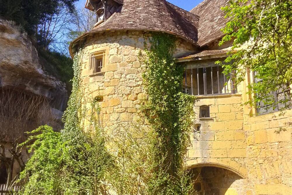 Village house overlooks valley in Lalinde, Périgord Pourpre