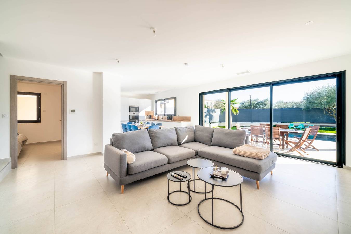 Casa Vacacional 'Villa Moderne Avec Piscine' con Piscina Privada, Wi-Fi y Aire Acondicionado in Beaucaire, Region de Nimes