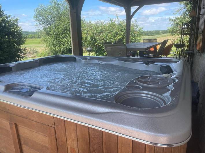 Location de vacances pour 9 personnes, avec piscine ainsi que terrasse et vue à Saint-Eutrope-de-Born - 4