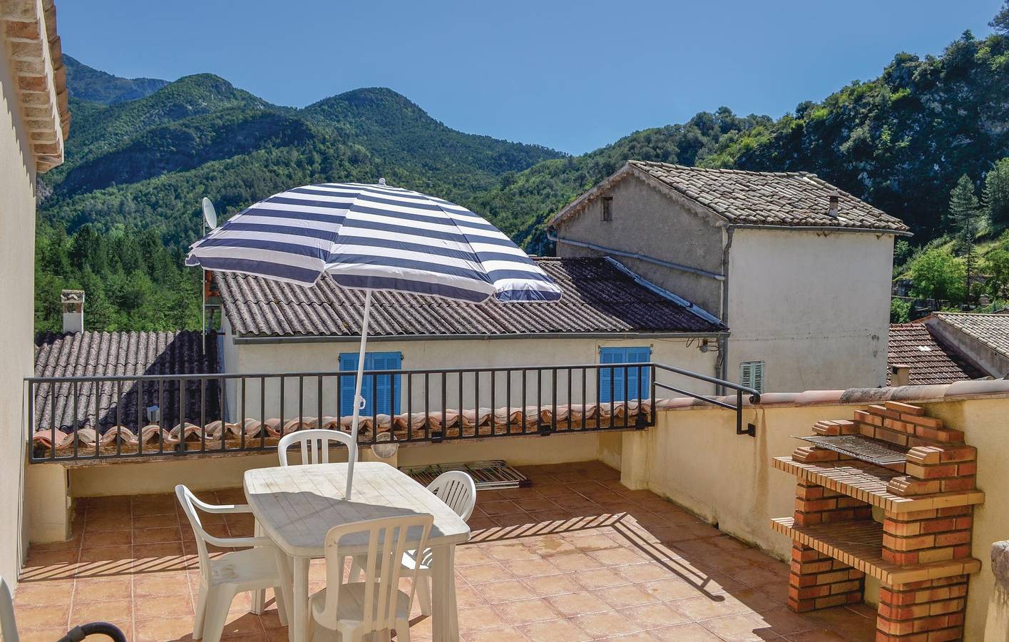 2km to Roquestéron-Grasse & L'Estéron: TV, Cable, Freezer & More in Cuébris, Région de Nice