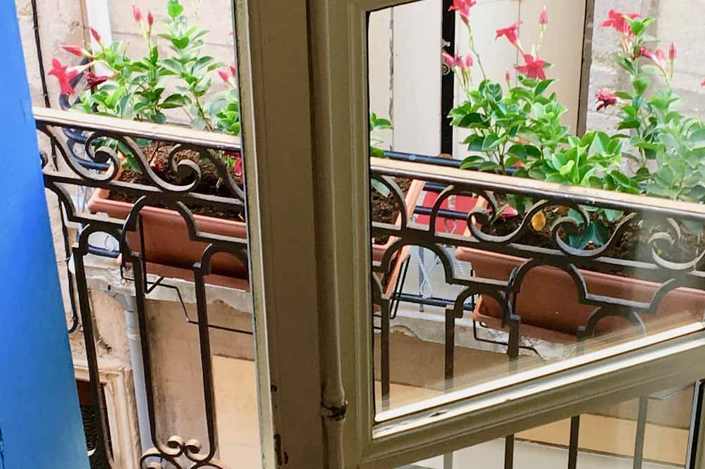 Entire apartment, Summer Special Sale! Clean, Bright Character Apt. in the Heart of Pezenas in Pézenas, Côte d'Améthyste