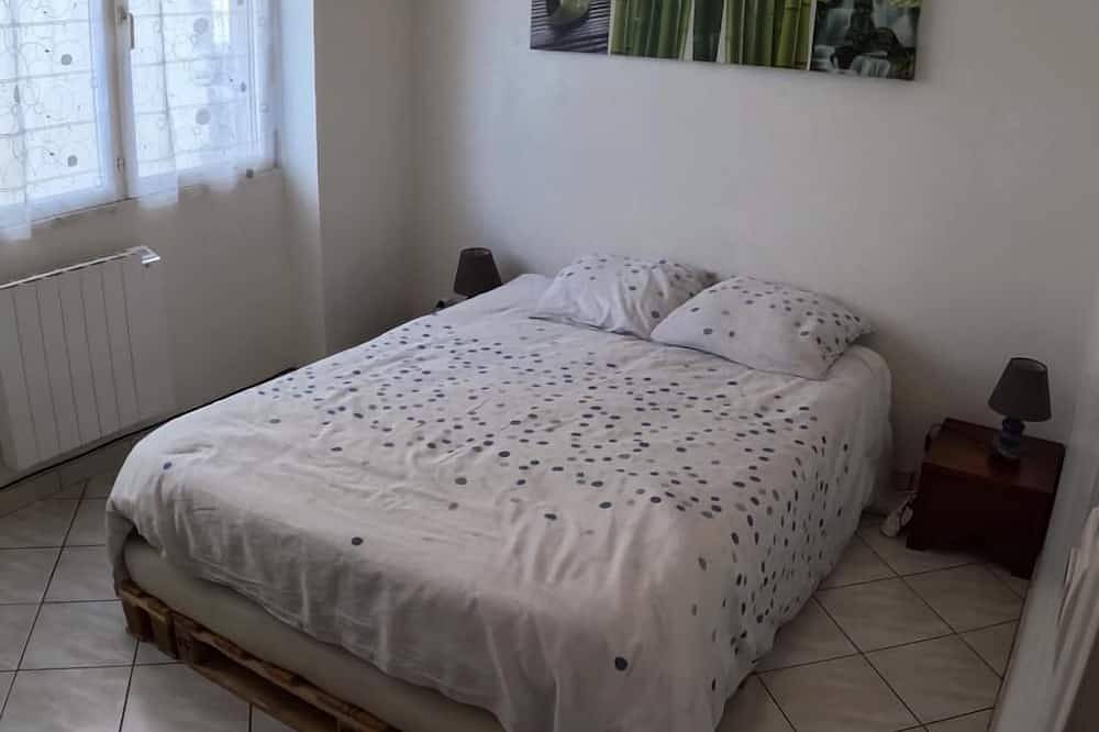 Entire apartment, Spacious T3 near Montargis station in Châlette-sur-Loing, Montargis region