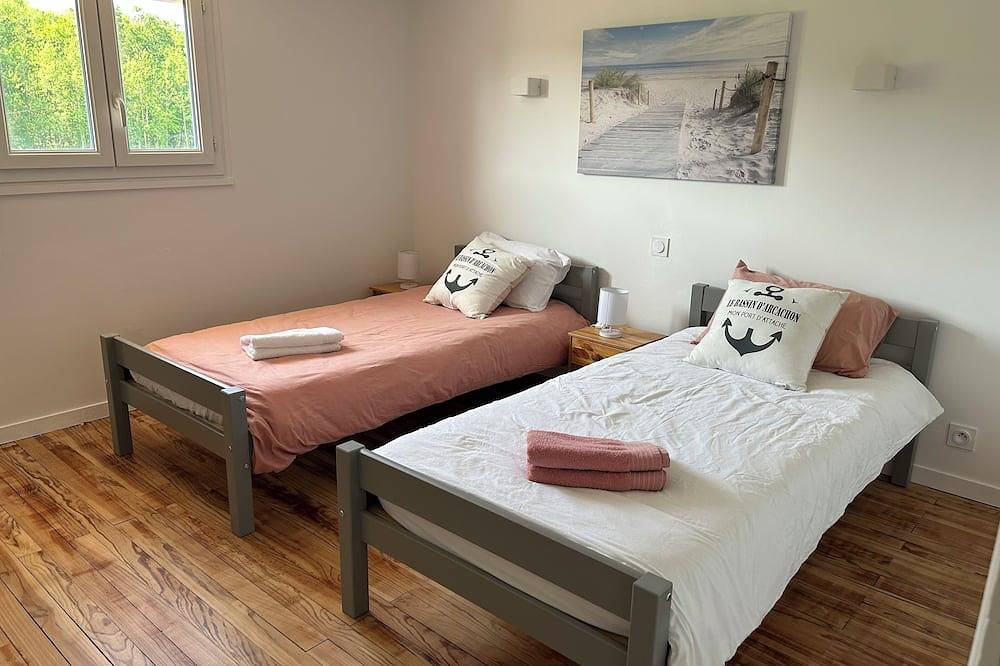 Villa 1931, air-conditioned, in a quiet location between the pool and the ocean in Le Porge, Médoc Regional Natural Park