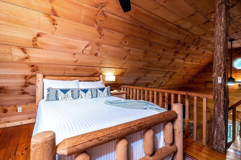 Relaxing Smokies Hideaway: Hot Tub & Game Nights in Tuckaleechee, Blount County