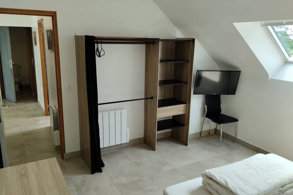 Piedra expuesta longere. 2014 in Ambon, Côte des Mégalithes