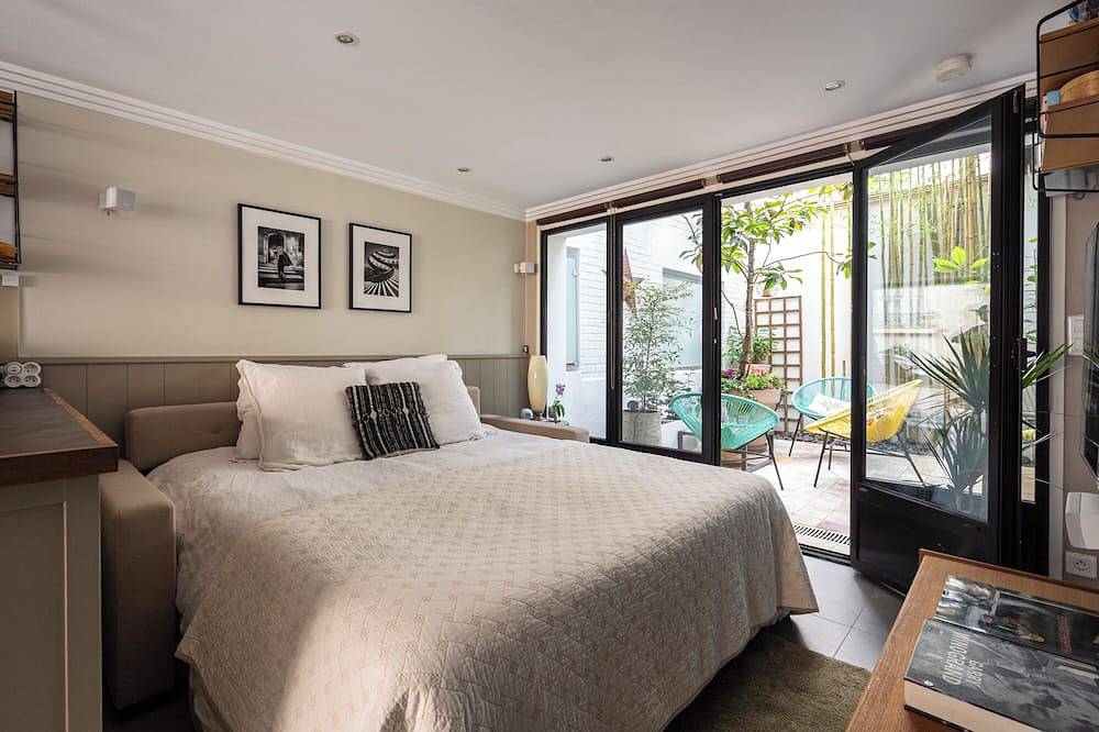Entire apartment, Stunning Studio With Private Patio In Charming Gated Street in Neuilly-sur-Seine, Hauts-de-Seine