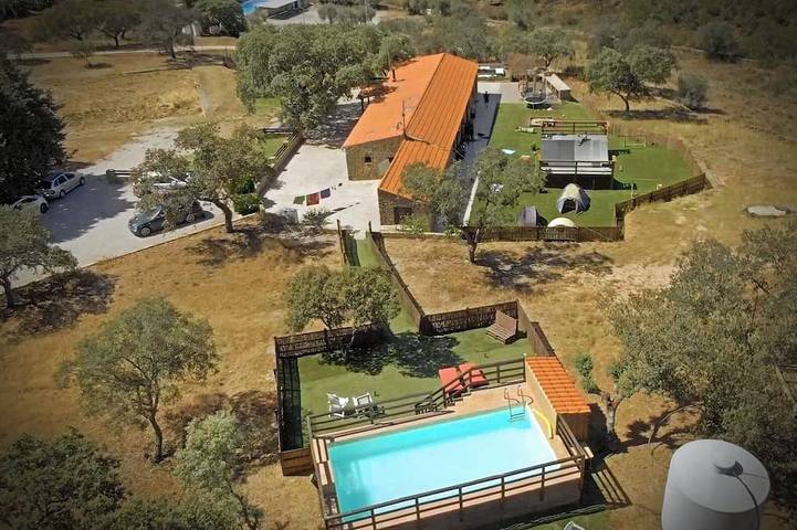 Casa rural rodeada de montañas con piscina, skatepark y zona infantil en Llerena in Llerena, Provincia de Badajoz