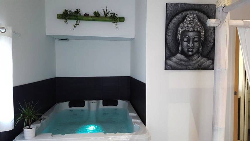 Chambre d’hôte pour 2 personnes, avec Jacuzzi et Terrasse ainsi que Jardin et Piscine à Six-Fours-les-Plages - 3