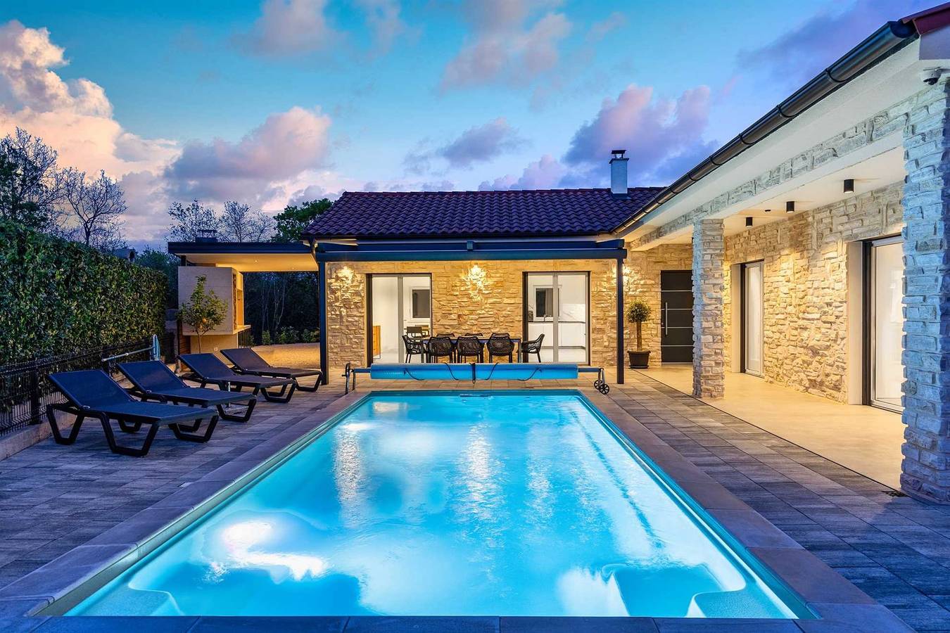 Villa Larra mit beheizten Pool & Whirlpool in Gostinjac, Krk