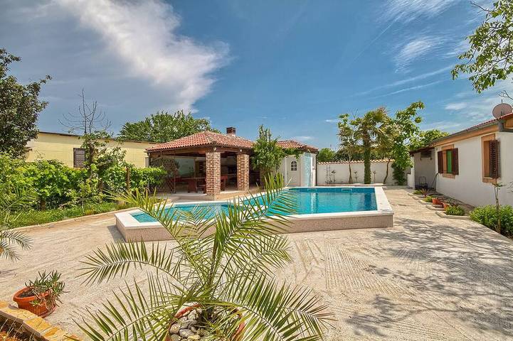 Vakantiehuis voor 6 personen, with terras and tuin as well as whirlpool, met huisdier in Pula