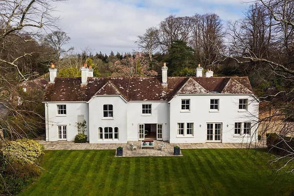 The Lindens is a beautifully renovated 18th century manor house and lies within the peaceful and pretty village of East Lulworth, a stone’s throw from the majestic Lulworth Castle, the idyllic Lulworth Cove and iconic rock arch of Durdle Door. The Li in Dorset