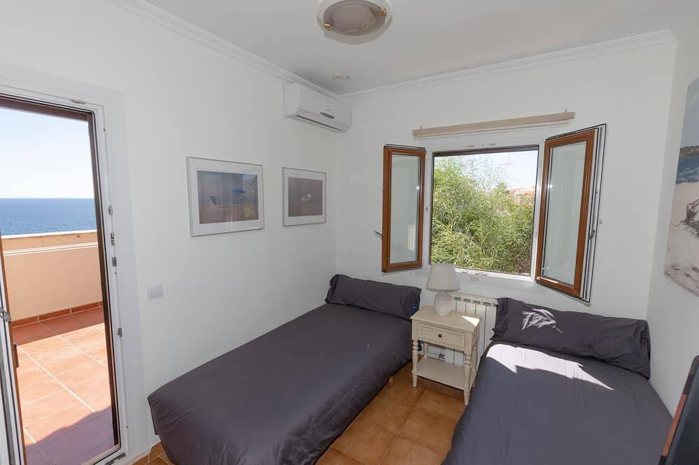 In 1st sea line with great sea view, 4 minutes walk to the beach, air conditioning, heating in Cala Murada, Manacor