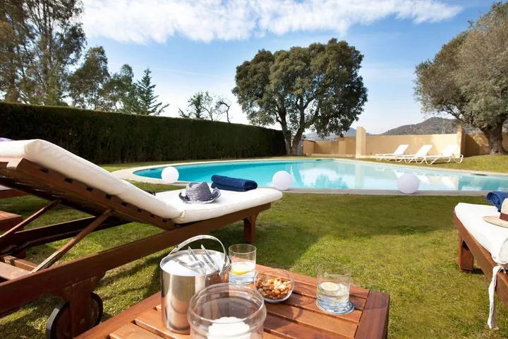 Chalet para 15 personas, con jardín además de piscina y vistas - 1