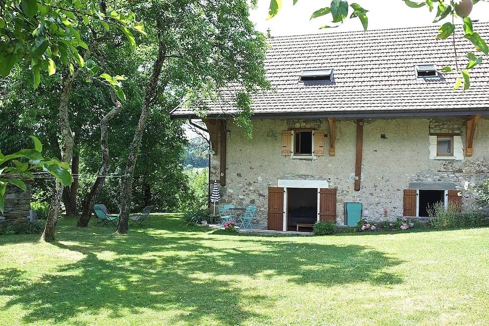 Appartement entier, La Bergerie, appart dans vieux corps de ferme! in Nâves-Parmelan, Région d'Annecy