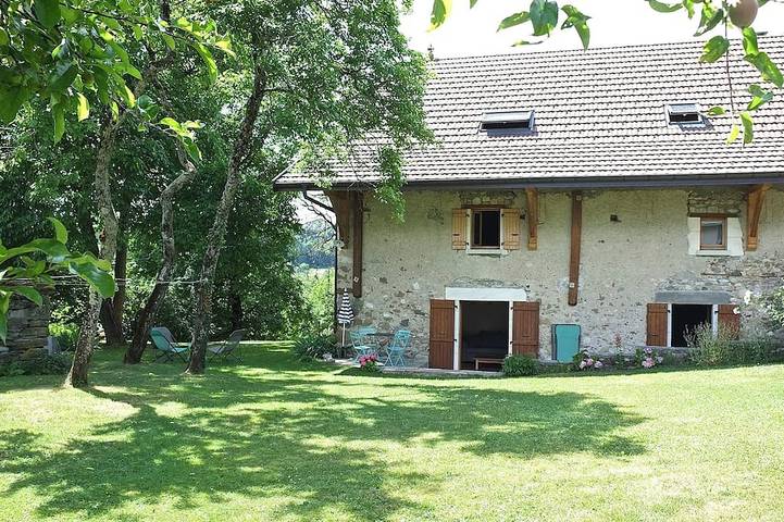 Gîte pour 4 personnes, avec jardin et terrasse à Nâves-Parmelan