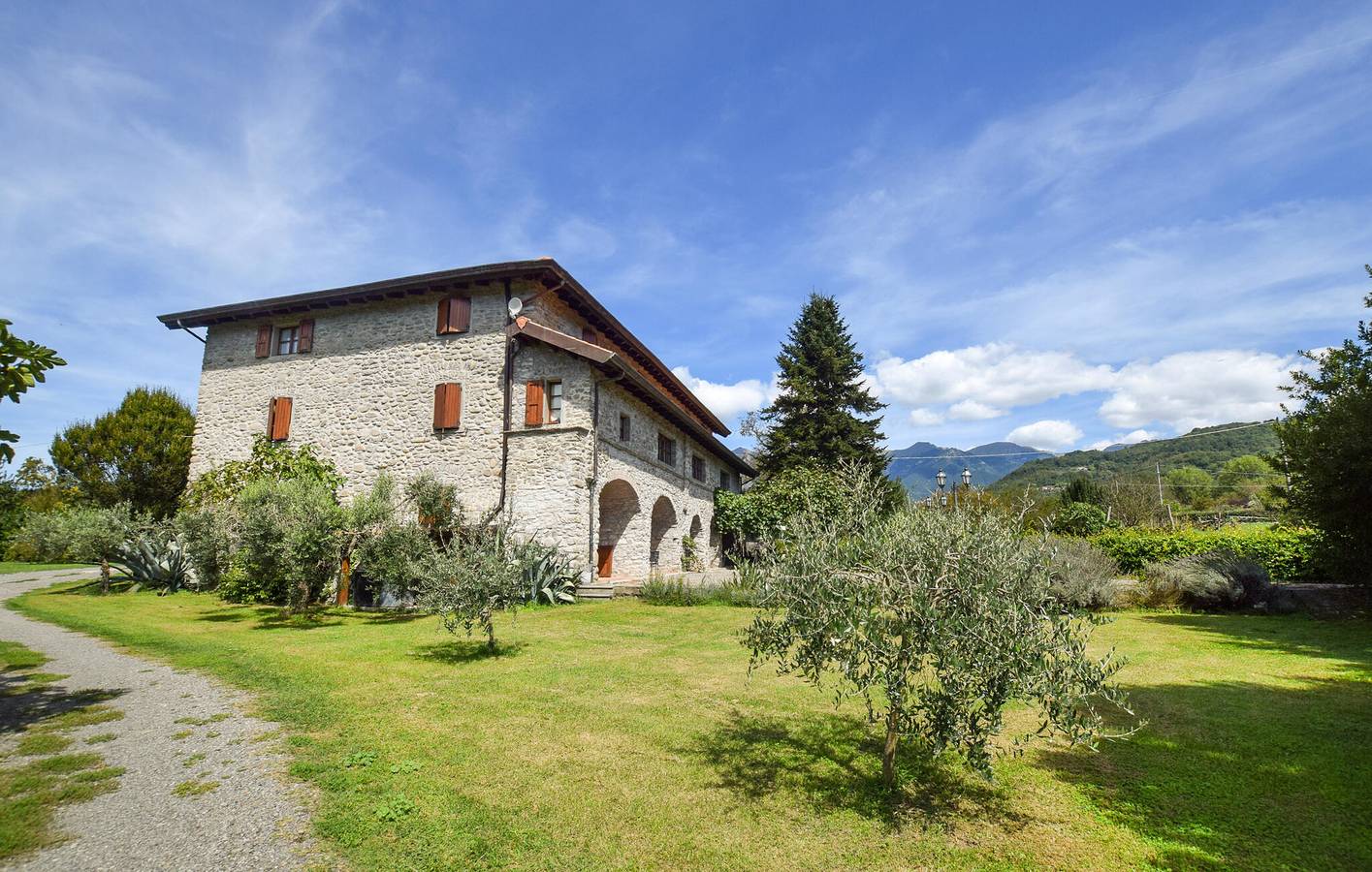 Ganze Ferienwohnung, Poolside Retreat: 120qm, Parkplatz, Internet, 2km nach Filattiera in Filattiera, Nationalpark Toskanisch-Emilianischer Apennin