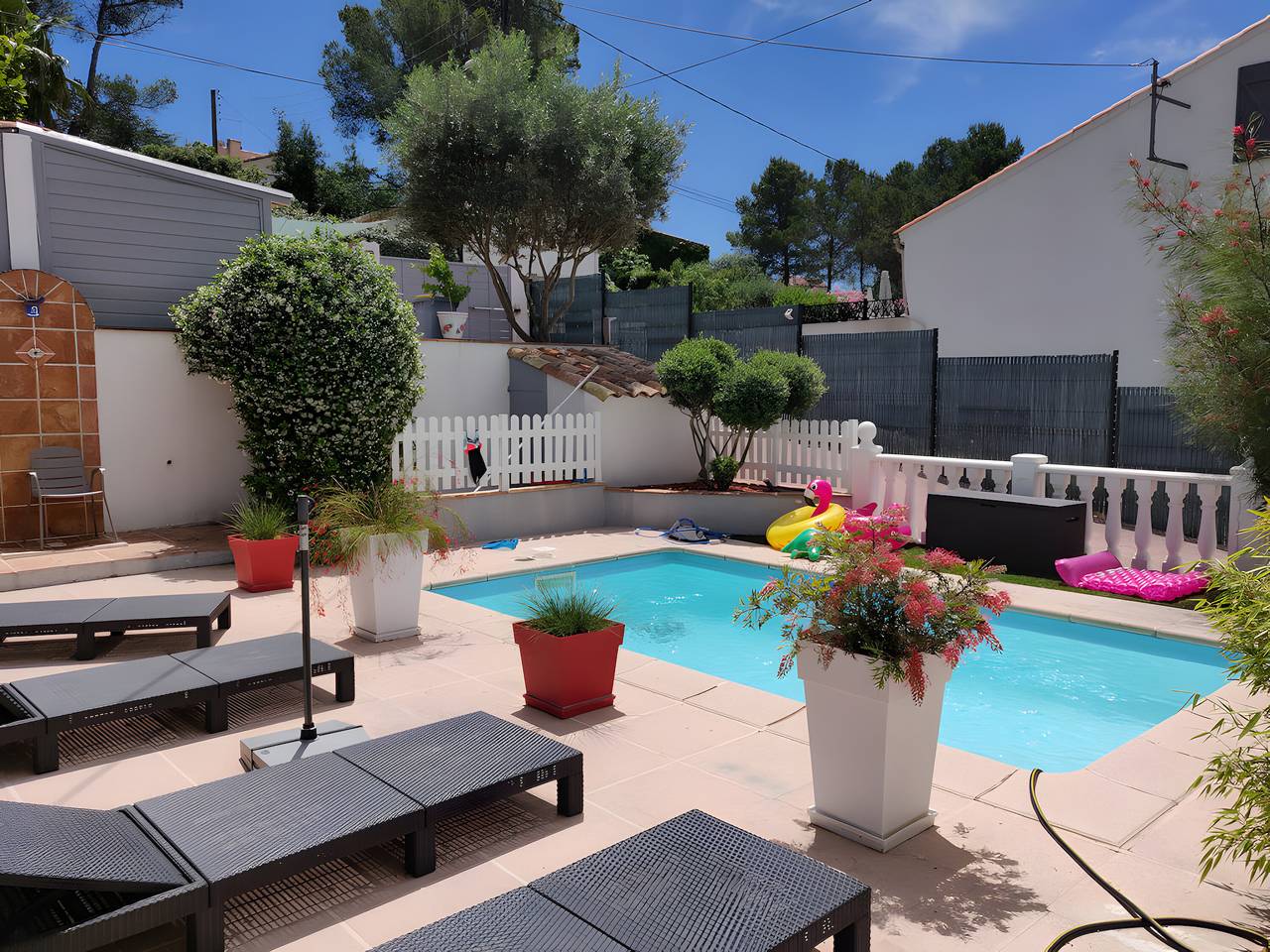 Chambre d'hôtes 'Pink Suite' avec piscine partagée, Wi-Fi et climatisation in Boulouris, Saint-Raphaël