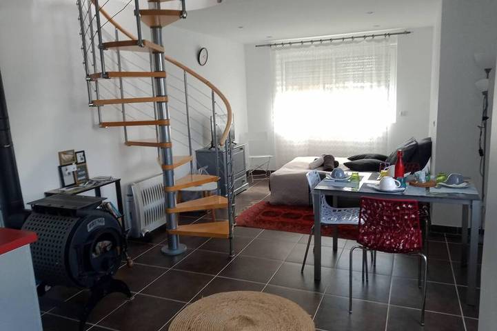 Location de vacances pour 4 personnes, avec terrasse ainsi que jardin et piscine dans Boissy-le-Châtel