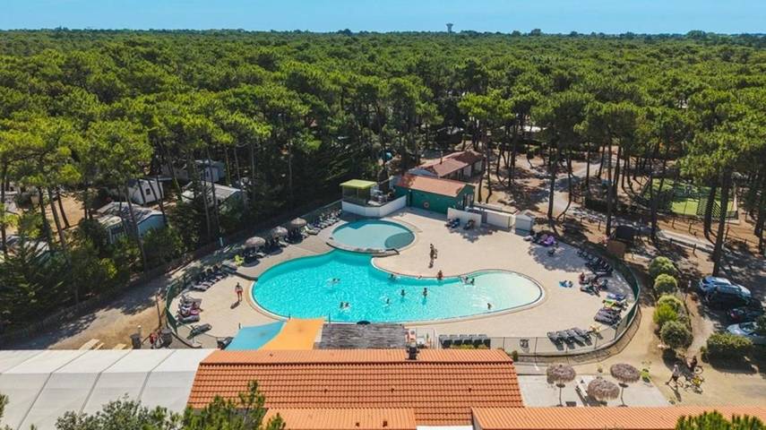 Camping pour 4 personnes, avec Piscine