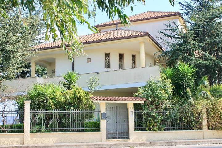 Casa vacanza per 9 persone, con Balcone e Idromassaggio nonché Terrazza e Giardino a Veglie