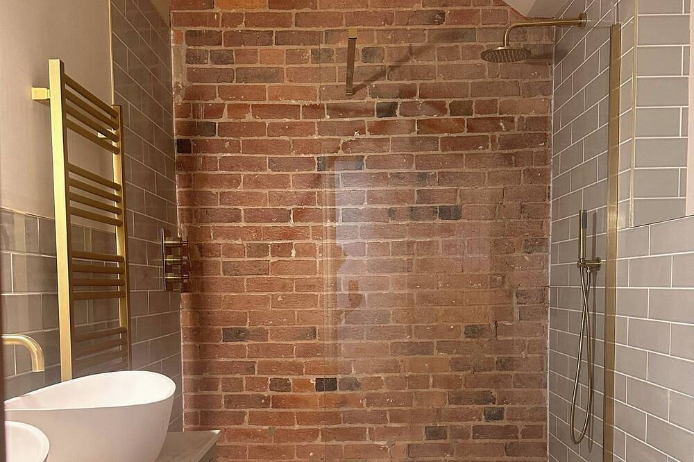 Farnah House Barn, pet friendly, with hot tub in Duffield in Duffield, Derbyshire