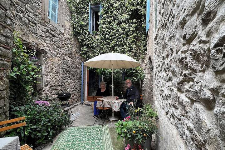 Location de vacances pour 4 personnes, avec piscine et terrasse à Aigne