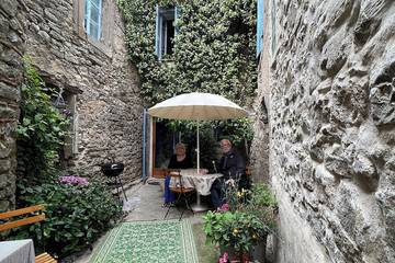 Location de vacances pour 4 personnes, avec terrasse et piscine à Aigne